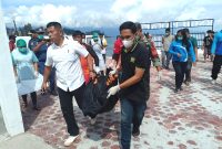 Ilustrasi - Tim SAR gabungan mengevakuasi jasad warga remaja yang lompat ke sungai saat menghindari pengejaran polisi di Medan Belawan. Foto: Humas Basarnas Medan