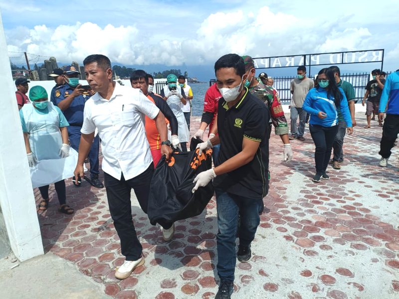 Ilustrasi - Tim SAR gabungan mengevakuasi jasad warga remaja yang lompat ke sungai saat menghindari pengejaran polisi di Medan Belawan. Foto: Humas Basarnas Medan