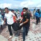Ilustrasi - Tim SAR gabungan mengevakuasi jasad warga remaja yang lompat ke sungai saat menghindari pengejaran polisi di Medan Belawan. Foto: Humas Basarnas Medan
