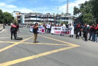 Puluhan mahasiswa GMNI saat berunjukrasa di Kantor Wali Kota Medan, Kamis (22/8).
Foto: Satria Hadhi Ningtyas/topikseru.com