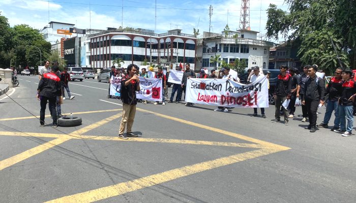 GMNI Geruduk Balai Kota, Bawa 2 Ekor Bebek Hadiah untuk Bobby dan Kahiyang
