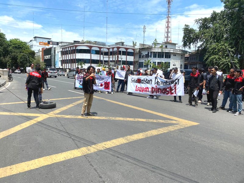 Puluhan mahasiswa GMNI saat berunjukrasa di Kantor Wali Kota Medan, Kamis (22/8).
Foto: Satria Hadhi Ningtyas/topikseru.com