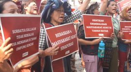 Massa masyarakat adat, mahasiswa dan masyarakat sipil yang tergabung dalam Aliansi Gerak Tutup TPL saat sidang praperadilan penangkapan 4 masyarakat adat. Foto: Dok. Bakumsu