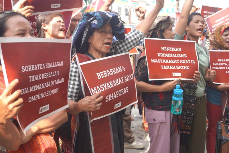 Massa masyarakat adat, mahasiswa dan masyarakat sipil yang tergabung dalam Aliansi Gerak Tutup TPL saat sidang praperadilan penangkapan 4 masyarakat adat. Foto: Dok. Bakumsu