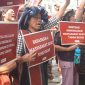 Massa masyarakat adat, mahasiswa dan masyarakat sipil yang tergabung dalam Aliansi Gerak Tutup TPL saat sidang praperadilan penangkapan 4 masyarakat adat. Foto: Dok. Bakumsu