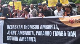Massa masyarakat yang tergabung dalam Aliansi Gerak Tutup TPL saat mendesak bebaskan 4 masyarakat adat yang ditangkap polisi. Foto: Dok. Tim Advokasi Masyarakat Adat