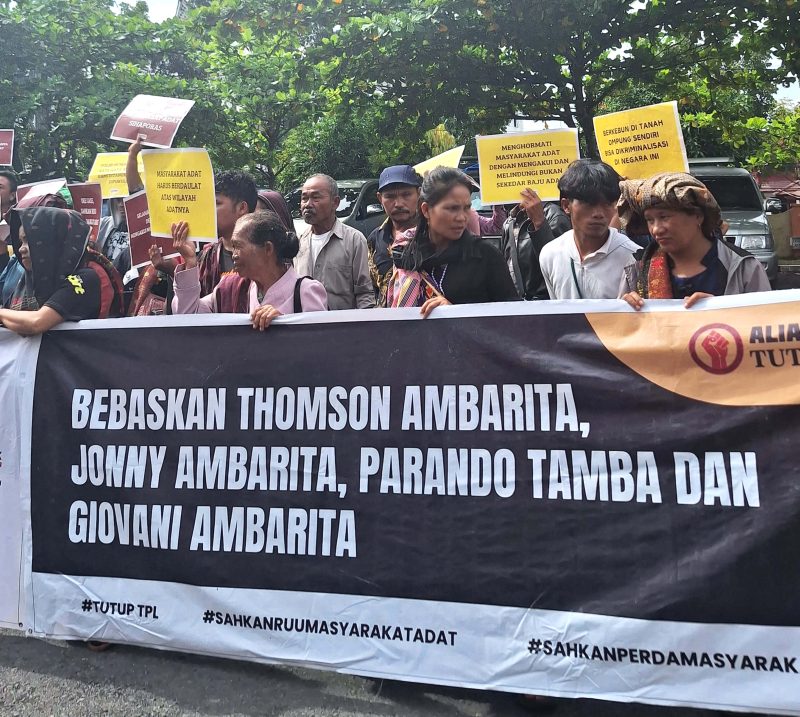 Massa masyarakat yang tergabung dalam Aliansi Gerak Tutup TPL saat mendesak bebaskan 4 masyarakat adat yang ditangkap polisi. Foto: Dok. Tim Advokasi Masyarakat Adat