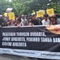 Massa masyarakat yang tergabung dalam Aliansi Gerak Tutup TPL saat mendesak bebaskan 4 masyarakat adat yang ditangkap polisi. Foto: Dok. Tim Advokasi Masyarakat Adat