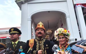 Menko Polhukam Hadi Tjahjanto Kenakan Pakaian Adat Aceh saat Peringati HUT Ke-79 RI