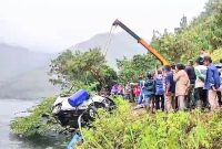 Petugas menderek minibus dari setelah tim SAR gabungan menemukan lokasi mobil yang mengalamai kecelakakaan dan terjun ke Danau Toba pada Rabu (31/7) sore. Foto: tangkapan layar video