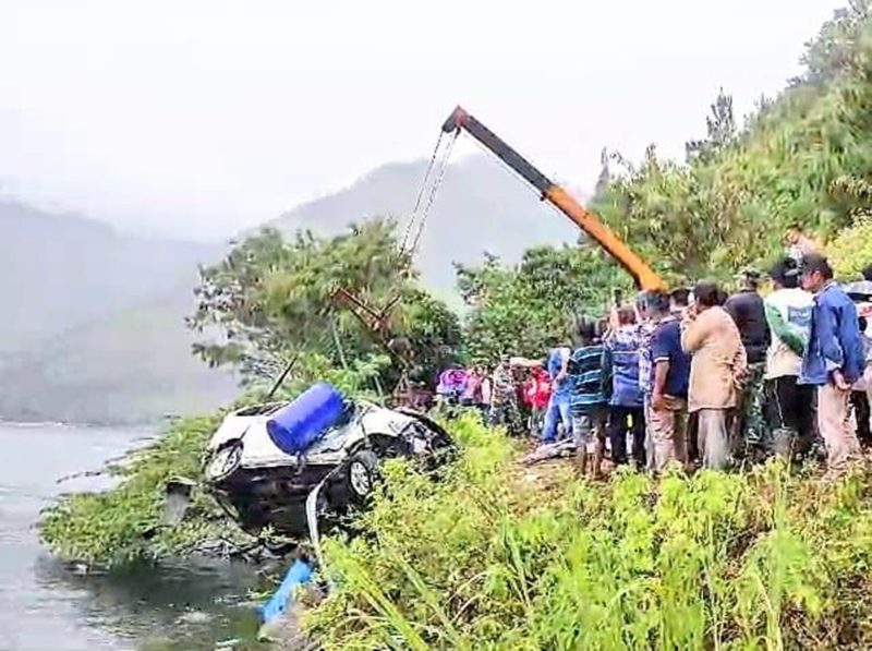 Petugas menderek minibus dari setelah tim SAR gabungan menemukan lokasi mobil yang mengalamai kecelakakaan dan terjun ke Danau Toba pada Rabu (31/7) sore. Foto: tangkapan layar video