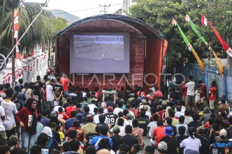 Ilustrasi _ Nonton bareng (nobar) warga. Foto: Antara