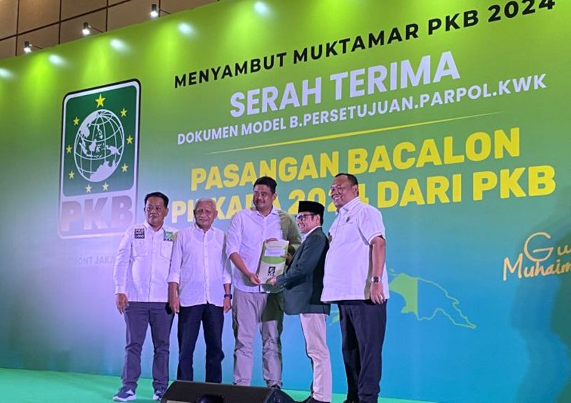 Ketua Umum DPP PKB Muhaimin Iskandar (dua kanan) menyerahkan dokumen B.1-KWK kepada Wali Kota Medan Bobby Nasution (tiga kanan) untuk maju di Pilkada Sumatera Utara 2024 di Jakarta, Minggu (18/8/2024). Foto: Antara/Fath Putra Mulya.