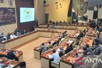 Rapat Dengar Pendapat (RDP) Komisi II DPR RI, KPU, dan Pemerintah pada Minggu dengan agenda tunggal pembahasan Rancangan PKPU Nomor 8 Tahun 2024 di Kompleks Parlemen, Senayan, Jakarta, Minggu (25/8/2024). Foto: Antara/Melalusa Susthira K.