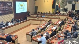 Rapat Dengar Pendapat (RDP) Komisi II DPR RI, KPU, dan Pemerintah pada Minggu dengan agenda tunggal pembahasan Rancangan PKPU Nomor 8 Tahun 2024 di Kompleks Parlemen, Senayan, Jakarta, Minggu (25/8/2024). Foto: Antara/Melalusa Susthira K.