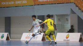 Pemain Banten (putih) sedang berebut bola dengan pemain Lampung (kuning) .Pada laga tersebut Banten unggul 2-1 atas Lampung. Foto: Antara/Juraidi