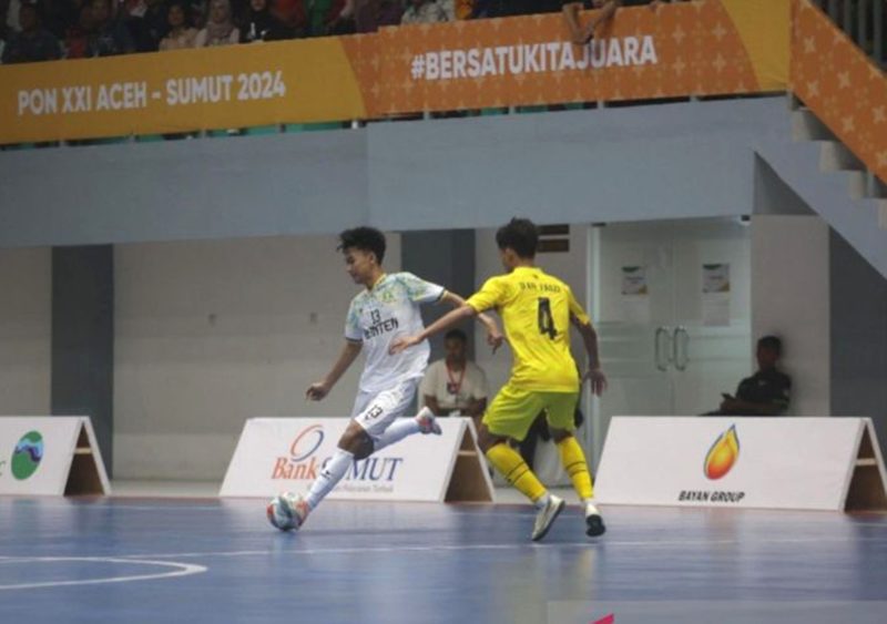 Pemain Banten (putih) sedang berebut bola dengan pemain Lampung (kuning) .Pada laga tersebut Banten unggul 2-1 atas Lampung. Foto: Antara/Juraidi