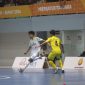 Pemain Banten (putih) sedang berebut bola dengan pemain Lampung (kuning) .Pada laga tersebut Banten unggul 2-1 atas Lampung. Foto: Antara/Juraidi