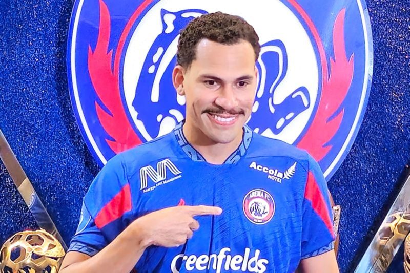 Pemain baru Arema FC asal Brasil Gildson Pablo de Oliveira atau Pablo Oliveira diperkenalkan di kantor manajemen klub, di Kota Malang, Selasa (13/8/2024). Foto: Antara/Ananto Pradana