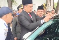 Wali Kota Medan Bobby Nasution menempelkan stiker parkir berlangganan secara perdana pada 1 Juli 2024, yang menandai mulai berlakunya kebijakan parkir berlangganan di Kota Medan. Foto: tangkapan layar video Instagram Dishub Kota Medan