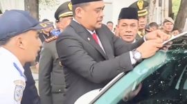 Wali Kota Medan Bobby Nasution menempelkan stiker parkir berlangganan secara perdana pada 1 Juli 2024, yang menandai mulai berlakunya kebijakan parkir berlangganan di Kota Medan. Foto: tangkapan layar video Instagram Dishub Kota Medan