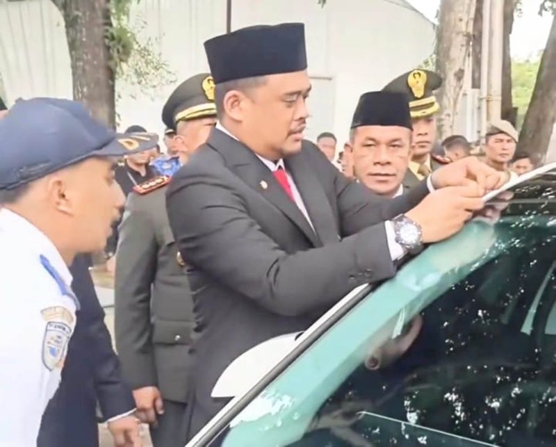 Wali Kota Medan Bobby Nasution menempelkan stiker parkir berlangganan secara perdana pada 1 Juli 2024, yang menandai mulai berlakunya kebijakan parkir berlangganan di Kota Medan. Foto: tangkapan layar video Instagram Dishub Kota Medan