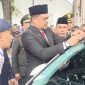 Wali Kota Medan Bobby Nasution menempelkan stiker parkir berlangganan secara perdana pada 1 Juli 2024, yang menandai mulai berlakunya kebijakan parkir berlangganan di Kota Medan. Foto: tangkapan layar video Instagram Dishub Kota Medan