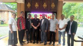 Pengurus FBUKI berfoto bersama bakal calon Gubernur Sumut Edy Rahmayadi. Foto: Istimewa