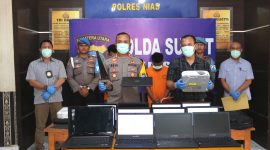Kapolres Nias AKBP Revi Nurvelani saat menunjukkan barang bukti kasus pencurian di SD Kota Gunungsitoli. Foto: Humas Polres Nias