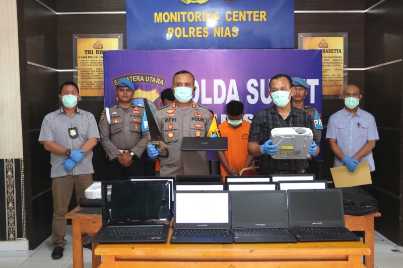 Kapolres Nias AKBP Revi Nurvelani saat menunjukkan barang bukti kasus pencurian di SD Kota Gunungsitoli. Foto: Humas Polres Nias