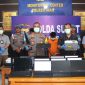 Kapolres Nias AKBP Revi Nurvelani saat menunjukkan barang bukti kasus pencurian di SD Kota Gunungsitoli. Foto: Humas Polres Nias