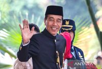 Presiden Joko Widodo dengan mengenakan baju adat Betawi tiba untuk menghadiri Sidang Tahunan MPR, Sidang Bersama DPR dan DPD tahun 2024 di komplek Parlemen, Senayan, Jakarta, Jumat (16/8/2024). ANTARA FOTO/Dhemas Reviyanto