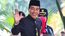 Presiden Joko Widodo dengan mengenakan baju adat Betawi tiba untuk menghadiri Sidang Tahunan MPR, Sidang Bersama DPR dan DPD tahun 2024 di komplek Parlemen, Senayan, Jakarta, Jumat (16/8/2024). ANTARA FOTO/Dhemas Reviyanto