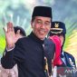 Presiden Joko Widodo dengan mengenakan baju adat Betawi tiba untuk menghadiri Sidang Tahunan MPR, Sidang Bersama DPR dan DPD tahun 2024 di komplek Parlemen, Senayan, Jakarta, Jumat (16/8/2024). ANTARA FOTO/Dhemas Reviyanto