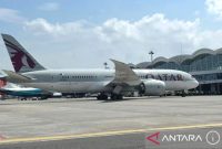 Pesawat berbadan lebar jenis Boeing 787 Dreamliner milik Qatar Airways di apron Bandar Udara Internasional Kualanamu di Kabupaten Deli Serdang, Sumatera Utara, Senin (15/1/2024). Dok Antara