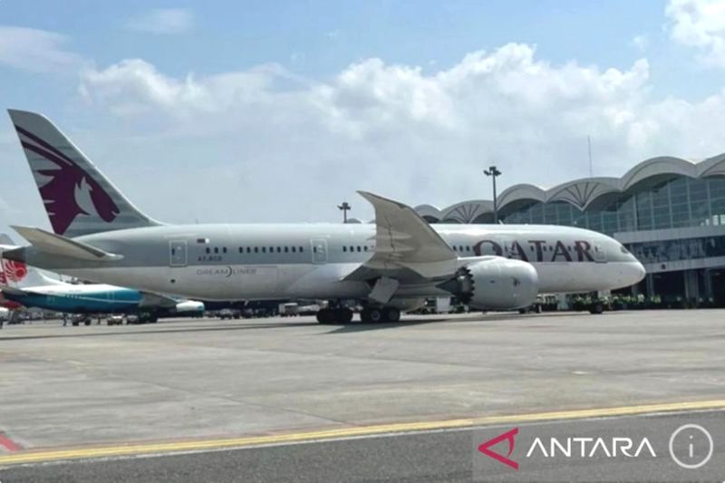 Pesawat berbadan lebar jenis Boeing 787 Dreamliner milik Qatar Airways di apron Bandar Udara Internasional Kualanamu di Kabupaten Deli Serdang, Sumatera Utara, Senin (15/1/2024). Dok Antara