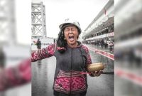 Aksi pawang hujan Rara Istiati Wulandari atau yang terkenal dengan nama Mbak Rara saat di Sikruit Mandalika. Foto: MotoGP