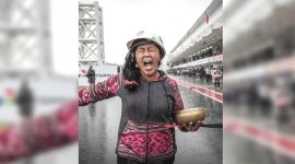 Aksi pawang hujan Rara Istiati Wulandari atau yang terkenal dengan nama Mbak Rara saat di Sikruit Mandalika. Foto: MotoGP