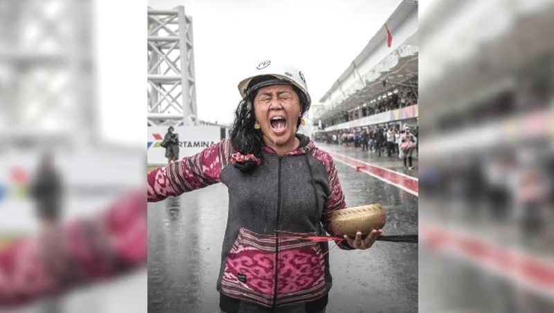 Aksi pawang hujan Rara Istiati Wulandari atau yang terkenal dengan nama Mbak Rara saat di Sikruit Mandalika. Foto: MotoGP