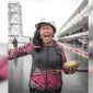 Aksi pawang hujan Rara Istiati Wulandari atau yang terkenal dengan nama Mbak Rara saat di Sikruit Mandalika. Foto: MotoGP