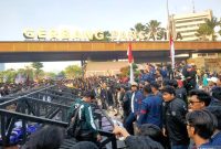 Massa aksi terkait RUU Pilkada 2024 menyingkirkan salah satu Gerbang Pancasila di belakang Gedung DPR RI, Jalan Glora, Jakarta Pusat, Kamis (22/8/2024). Foto: Antara/Risky Syukur