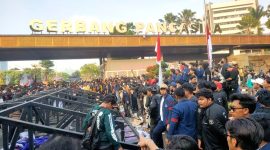 Massa aksi terkait RUU Pilkada 2024 menyingkirkan salah satu Gerbang Pancasila di belakang Gedung DPR RI, Jalan Glora, Jakarta Pusat, Kamis (22/8/2024). Foto: Antara/Risky Syukur