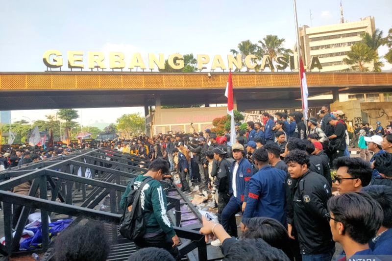 Massa aksi terkait RUU Pilkada 2024 menyingkirkan salah satu Gerbang Pancasila di belakang Gedung DPR RI, Jalan Glora, Jakarta Pusat, Kamis (22/8/2024). Foto: Antara/Risky Syukur