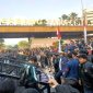 Massa aksi terkait RUU Pilkada 2024 menyingkirkan salah satu Gerbang Pancasila di belakang Gedung DPR RI, Jalan Glora, Jakarta Pusat, Kamis (22/8/2024). Foto: Antara/Risky Syukur