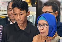 Saka Tatal (kiri) dengan didampingi kuasa hukumnya Titin Prilianti (kanan) menjawab pertanyaan awak media di Gedung Bareskrim Polri, Jakarta, Selasa (13/8/2024). Foto: Antara/Nadia Putri Rahmani