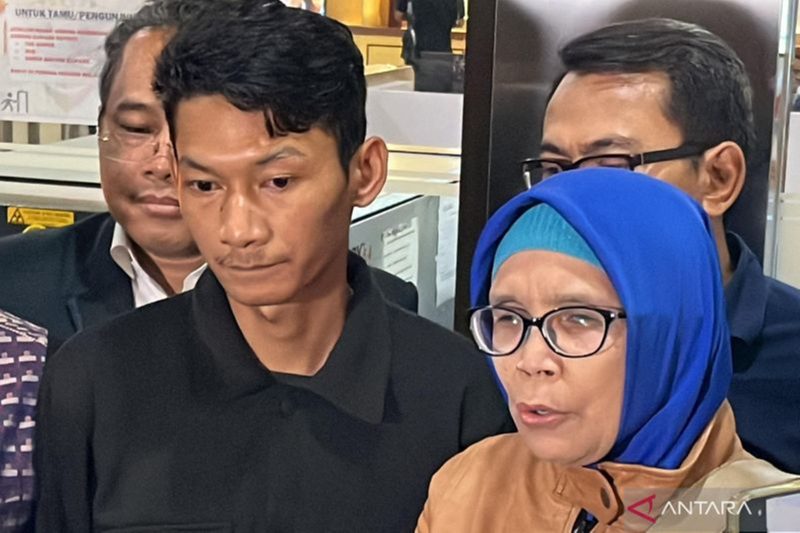 Saka Tatal (kiri) dengan didampingi kuasa hukumnya Titin Prilianti (kanan) menjawab pertanyaan awak media di Gedung Bareskrim Polri, Jakarta, Selasa (13/8/2024). Foto: Antara/Nadia Putri Rahmani