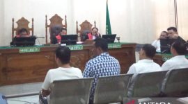Hakim Ketua As'ad Rahim Lubis (tengah) memimpin persidangan kasus dugaan suap pengamanan proyek sebesar Rp4,9 miliar lingkungan Pemkab Labuhanbatu, di Pengadilan Tipikor pada Pengadilan Negeri Medan, Kamis (15/8/2024). Antara/Aris Rinaldi Nasution