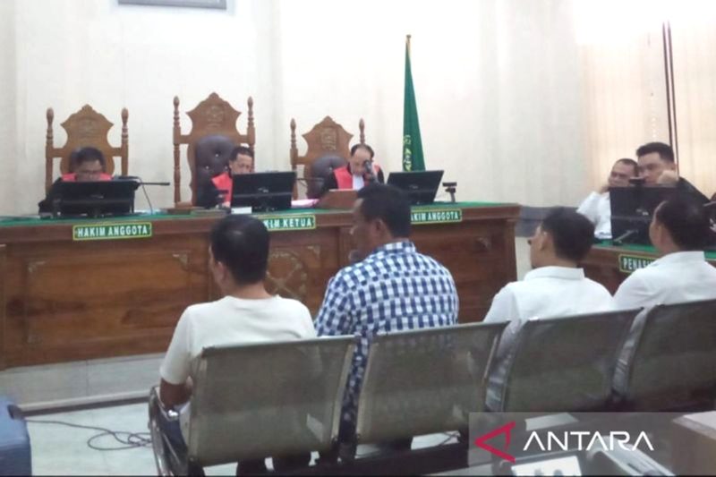 Hakim Ketua As'ad Rahim Lubis (tengah) memimpin persidangan kasus dugaan suap pengamanan proyek sebesar Rp4,9 miliar lingkungan Pemkab Labuhanbatu, di Pengadilan Tipikor pada Pengadilan Negeri Medan, Kamis (15/8/2024). Antara/Aris Rinaldi Nasution