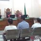 Hakim Ketua As'ad Rahim Lubis (tengah) memimpin persidangan kasus dugaan suap pengamanan proyek sebesar Rp4,9 miliar lingkungan Pemkab Labuhanbatu, di Pengadilan Tipikor pada Pengadilan Negeri Medan, Kamis (15/8/2024). Antara/Aris Rinaldi Nasution