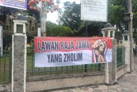 Salah satu spanduk bertuliskan 